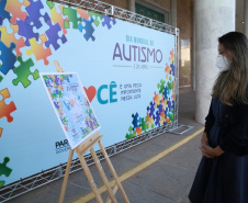 Noventa peças formam o quebra-cabeça que uniu autoridades do Paraná em prol da conscientização sobre o Transtorno do Espectro Autista, nesta segunda-feira (5). Em uma ação organizada pela Superintendência Geral de Ação Solidária do Governo do Estado (SGAS), o governador Carlos Massa Ratinho Junior, secretários de Estado e chefes de outros poderes compareceram ao Palácio Iguaçu para montarem uma peça do mosaico que serve de metáfora para a complexidade do autismo. Foto: Valdelino Pontes