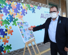 Noventa peças formam o quebra-cabeça que uniu autoridades do Paraná em prol da conscientização sobre o Transtorno do Espectro Autista, nesta segunda-feira (5). Em uma ação organizada pela Superintendência Geral de Ação Solidária do Governo do Estado (SGAS), o governador Carlos Massa Ratinho Junior, secretários de Estado e chefes de outros poderes compareceram ao Palácio Iguaçu para montarem uma peça do mosaico que serve de metáfora para a complexidade do autismo. Foto: Valdelino Pontes