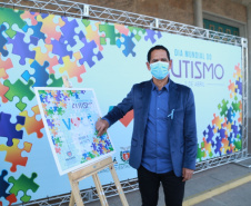 Noventa peças formam o quebra-cabeça que uniu autoridades do Paraná em prol da conscientização sobre o Transtorno do Espectro Autista, nesta segunda-feira (5). Em uma ação organizada pela Superintendência Geral de Ação Solidária do Governo do Estado (SGAS), o governador Carlos Massa Ratinho Junior, secretários de Estado e chefes de outros poderes compareceram ao Palácio Iguaçu para montarem uma peça do mosaico que serve de metáfora para a complexidade do autismo. Foto: Valdelino Pontes