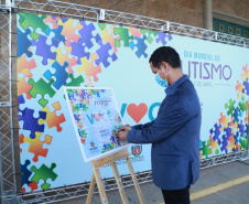 Noventa peças formam o quebra-cabeça que uniu autoridades do Paraná em prol da conscientização sobre o Transtorno do Espectro Autista, nesta segunda-feira (5). Em uma ação organizada pela Superintendência Geral de Ação Solidária do Governo do Estado (SGAS), o governador Carlos Massa Ratinho Junior, secretários de Estado e chefes de outros poderes compareceram ao Palácio Iguaçu para montarem uma peça do mosaico que serve de metáfora para a complexidade do autismo. Foto: Valdelino Pontes