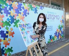 Noventa peças formam o quebra-cabeça que uniu autoridades do Paraná em prol da conscientização sobre o Transtorno do Espectro Autista, nesta segunda-feira (5). Em uma ação organizada pela Superintendência Geral de Ação Solidária do Governo do Estado (SGAS), o governador Carlos Massa Ratinho Junior, secretários de Estado e chefes de outros poderes compareceram ao Palácio Iguaçu para montarem uma peça do mosaico que serve de metáfora para a complexidade do autismo. Foto: Valdelino Pontes