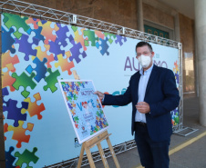 Noventa peças formam o quebra-cabeça que uniu autoridades do Paraná em prol da conscientização sobre o Transtorno do Espectro Autista, nesta segunda-feira (5). Em uma ação organizada pela Superintendência Geral de Ação Solidária do Governo do Estado (SGAS), o governador Carlos Massa Ratinho Junior, secretários de Estado e chefes de outros poderes compareceram ao Palácio Iguaçu para montarem uma peça do mosaico que serve de metáfora para a complexidade do autismo. Foto: Valdelino Pontes