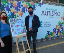 Noventa peças formam o quebra-cabeça que uniu autoridades do Paraná em prol da conscientização sobre o Transtorno do Espectro Autista, nesta segunda-feira (5). Em uma ação organizada pela Superintendência Geral de Ação Solidária do Governo do Estado (SGAS), o governador Carlos Massa Ratinho Junior, secretários de Estado e chefes de outros poderes compareceram ao Palácio Iguaçu para montarem uma peça do mosaico que serve de metáfora para a complexidade do autismo. Foto: Valdelino Pontes