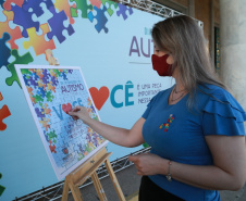 Noventa peças formam o quebra-cabeça que uniu autoridades do Paraná em prol da conscientização sobre o Transtorno do Espectro Autista, nesta segunda-feira (5). Em uma ação organizada pela Superintendência Geral de Ação Solidária do Governo do Estado (SGAS), o governador Carlos Massa Ratinho Junior, secretários de Estado e chefes de outros poderes compareceram ao Palácio Iguaçu para montarem uma peça do mosaico que serve de metáfora para a complexidade do autismo. Foto: Valdelino Pontes