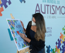 Noventa peças formam o quebra-cabeça que uniu autoridades do Paraná em prol da conscientização sobre o Transtorno do Espectro Autista, nesta segunda-feira (5). Em uma ação organizada pela Superintendência Geral de Ação Solidária do Governo do Estado (SGAS), o governador Carlos Massa Ratinho Junior, secretários de Estado e chefes de outros poderes compareceram ao Palácio Iguaçu para montarem uma peça do mosaico que serve de metáfora para a complexidade do autismo. Foto: Valdelino Pontes