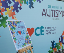 Noventa peças formam o quebra-cabeça que uniu autoridades do Paraná em prol da conscientização sobre o Transtorno do Espectro Autista, nesta segunda-feira (5). Em uma ação organizada pela Superintendência Geral de Ação Solidária do Governo do Estado (SGAS), o governador Carlos Massa Ratinho Junior, secretários de Estado e chefes de outros poderes compareceram ao Palácio Iguaçu para montarem uma peça do mosaico que serve de metáfora para a complexidade do autismo. Foto: Valdelino Pontes