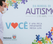 Noventa peças formam o quebra-cabeça que uniu autoridades do Paraná em prol da conscientização sobre o Transtorno do Espectro Autista, nesta segunda-feira (5). Em uma ação organizada pela Superintendência Geral de Ação Solidária do Governo do Estado (SGAS), o governador Carlos Massa Ratinho Junior, secretários de Estado e chefes de outros poderes compareceram ao Palácio Iguaçu para montarem uma peça do mosaico que serve de metáfora para a complexidade do autismo.Foto: Jonathan Campos/AEN 
