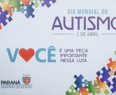 Noventa peças formam o quebra-cabeça que uniu autoridades do Paraná em prol da conscientização sobre o Transtorno do Espectro Autista, nesta segunda-feira (5). Em uma ação organizada pela Superintendência Geral de Ação Solidária do Governo do Estado (SGAS), o governador Carlos Massa Ratinho Junior, secretários de Estado e chefes de outros poderes compareceram ao Palácio Iguaçu para montarem uma peça do mosaico que serve de metáfora para a complexidade do autismo.Foto: Jonathan Campos/AEN 