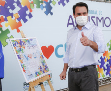 Noventa peças formam o quebra-cabeça que uniu autoridades do Paraná em prol da conscientização sobre o Transtorno do Espectro Autista, nesta segunda-feira (5). Em uma ação organizada pela Superintendência Geral de Ação Solidária do Governo do Estado (SGAS), o governador Carlos Massa Ratinho Junior, secretários de Estado e chefes de outros poderes compareceram ao Palácio Iguaçu para montarem uma peça do mosaico que serve de metáfora para a complexidade do autismo.Foto: Jonathan Campos/AEN 
