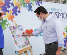 Noventa peças formam o quebra-cabeça que uniu autoridades do Paraná em prol da conscientização sobre o Transtorno do Espectro Autista, nesta segunda-feira (5). Em uma ação organizada pela Superintendência Geral de Ação Solidária do Governo do Estado (SGAS), o governador Carlos Massa Ratinho Junior, secretários de Estado e chefes de outros poderes compareceram ao Palácio Iguaçu para montarem uma peça do mosaico que serve de metáfora para a complexidade do autismo.Foto: Jonathan Campos/AEN 