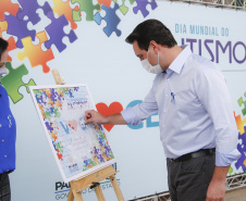 Noventa peças formam o quebra-cabeça que uniu autoridades do Paraná em prol da conscientização sobre o Transtorno do Espectro Autista, nesta segunda-feira (5). Em uma ação organizada pela Superintendência Geral de Ação Solidária do Governo do Estado (SGAS), o governador Carlos Massa Ratinho Junior, secretários de Estado e chefes de outros poderes compareceram ao Palácio Iguaçu para montarem uma peça do mosaico que serve de metáfora para a complexidade do autismo.Foto: Jonathan Campos/AEN 