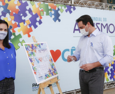 Noventa peças formam o quebra-cabeça que uniu autoridades do Paraná em prol da conscientização sobre o Transtorno do Espectro Autista, nesta segunda-feira (5). Em uma ação organizada pela Superintendência Geral de Ação Solidária do Governo do Estado (SGAS), o governador Carlos Massa Ratinho Junior, secretários de Estado e chefes de outros poderes compareceram ao Palácio Iguaçu para montarem uma peça do mosaico que serve de metáfora para a complexidade do autismo.Foto: Jonathan Campos/AEN 