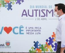 Noventa peças formam o quebra-cabeça que uniu autoridades do Paraná em prol da conscientização sobre o Transtorno do Espectro Autista, nesta segunda-feira (5). Em uma ação organizada pela Superintendência Geral de Ação Solidária do Governo do Estado (SGAS), o governador Carlos Massa Ratinho Junior, secretários de Estado e chefes de outros poderes compareceram ao Palácio Iguaçu para montarem uma peça do mosaico que serve de metáfora para a complexidade do autismo.Foto: Jonathan Campos/AEN 