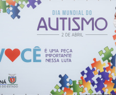 Noventa peças formam o quebra-cabeça que uniu autoridades do Paraná em prol da conscientização sobre o Transtorno do Espectro Autista, nesta segunda-feira (5). Em uma ação organizada pela Superintendência Geral de Ação Solidária do Governo do Estado (SGAS), o governador Carlos Massa Ratinho Junior, secretários de Estado e chefes de outros poderes compareceram ao Palácio Iguaçu para montarem uma peça do mosaico que serve de metáfora para a complexidade do autismo.Foto: Jonathan Campos/AEN 