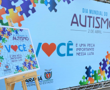 Noventa peças formam o quebra-cabeça que uniu autoridades do Paraná em prol da conscientização sobre o Transtorno do Espectro Autista, nesta segunda-feira (5). Em uma ação organizada pela Superintendência Geral de Ação Solidária do Governo do Estado (SGAS), o governador Carlos Massa Ratinho Junior, secretários de Estado e chefes de outros poderes compareceram ao Palácio Iguaçu para montarem uma peça do mosaico que serve de metáfora para a complexidade do autismo.Foto: Jose Fernando Ogura/AEN