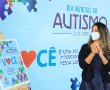 Noventa peças formam o quebra-cabeça que uniu autoridades do Paraná em prol da conscientização sobre o Transtorno do Espectro Autista, nesta segunda-feira (5). Em uma ação organizada pela Superintendência Geral de Ação Solidária do Governo do Estado (SGAS), o governador Carlos Massa Ratinho Junior, secretários de Estado e chefes de outros poderes compareceram ao Palácio Iguaçu para montarem uma peça do mosaico que serve de metáfora para a complexidade do autismo.Foto: Jose Fernando Ogura/AEN