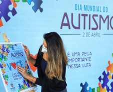 Noventa peças formam o quebra-cabeça que uniu autoridades do Paraná em prol da conscientização sobre o Transtorno do Espectro Autista, nesta segunda-feira (5). Em uma ação organizada pela Superintendência Geral de Ação Solidária do Governo do Estado (SGAS), o governador Carlos Massa Ratinho Junior, secretários de Estado e chefes de outros poderes compareceram ao Palácio Iguaçu para montarem uma peça do mosaico que serve de metáfora para a complexidade do autismo.Foto: Jose Fernando Ogura/AEN