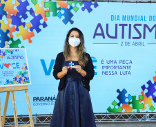Noventa peças formam o quebra-cabeça que uniu autoridades do Paraná em prol da conscientização sobre o Transtorno do Espectro Autista, nesta segunda-feira (5). Em uma ação organizada pela Superintendência Geral de Ação Solidária do Governo do Estado (SGAS), o governador Carlos Massa Ratinho Junior, secretários de Estado e chefes de outros poderes compareceram ao Palácio Iguaçu para montarem uma peça do mosaico que serve de metáfora para a complexidade do autismo.Foto: Jose Fernando Ogura/AEN