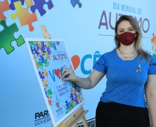 Noventa peças formam o quebra-cabeça que uniu autoridades do Paraná em prol da conscientização sobre o Transtorno do Espectro Autista, nesta segunda-feira (5). Em uma ação organizada pela Superintendência Geral de Ação Solidária do Governo do Estado (SGAS), o governador Carlos Massa Ratinho Junior, secretários de Estado e chefes de outros poderes compareceram ao Palácio Iguaçu para montarem uma peça do mosaico que serve de metáfora para a complexidade do autismo.Foto: Jose Fernando Ogura/AEN