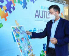 Noventa peças formam o quebra-cabeça que uniu autoridades do Paraná em prol da conscientização sobre o Transtorno do Espectro Autista, nesta segunda-feira (5). Em uma ação organizada pela Superintendência Geral de Ação Solidária do Governo do Estado (SGAS), o governador Carlos Massa Ratinho Junior, secretários de Estado e chefes de outros poderes compareceram ao Palácio Iguaçu para montarem uma peça do mosaico que serve de metáfora para a complexidade do autismo.Foto: Jose Fernando Ogura/AEN