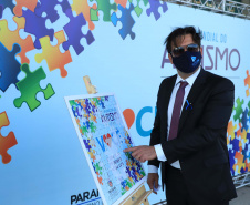 Noventa peças formam o quebra-cabeça que uniu autoridades do Paraná em prol da conscientização sobre o Transtorno do Espectro Autista, nesta segunda-feira (5). Em uma ação organizada pela Superintendência Geral de Ação Solidária do Governo do Estado (SGAS), o governador Carlos Massa Ratinho Junior, secretários de Estado e chefes de outros poderes compareceram ao Palácio Iguaçu para montarem uma peça do mosaico que serve de metáfora para a complexidade do autismo.Foto: Jose Fernando Ogura/AEN