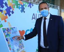 Noventa peças formam o quebra-cabeça que uniu autoridades do Paraná em prol da conscientização sobre o Transtorno do Espectro Autista, nesta segunda-feira (5). Em uma ação organizada pela Superintendência Geral de Ação Solidária do Governo do Estado (SGAS), o governador Carlos Massa Ratinho Junior, secretários de Estado e chefes de outros poderes compareceram ao Palácio Iguaçu para montarem uma peça do mosaico que serve de metáfora para a complexidade do autismo.Foto: Jose Fernando Ogura/AEN