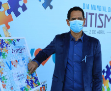 Noventa peças formam o quebra-cabeça que uniu autoridades do Paraná em prol da conscientização sobre o Transtorno do Espectro Autista, nesta segunda-feira (5). Em uma ação organizada pela Superintendência Geral de Ação Solidária do Governo do Estado (SGAS), o governador Carlos Massa Ratinho Junior, secretários de Estado e chefes de outros poderes compareceram ao Palácio Iguaçu para montarem uma peça do mosaico que serve de metáfora para a complexidade do autismo.Foto: Jose Fernando Ogura/AEN