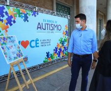 Noventa peças formam o quebra-cabeça que uniu autoridades do Paraná em prol da conscientização sobre o Transtorno do Espectro Autista, nesta segunda-feira (5). Em uma ação organizada pela Superintendência Geral de Ação Solidária do Governo do Estado (SGAS), o governador Carlos Massa Ratinho Junior, secretários de Estado e chefes de outros poderes compareceram ao Palácio Iguaçu para montarem uma peça do mosaico que serve de metáfora para a complexidade do autismo.Foto: Jose Fernando Ogura/AEN
