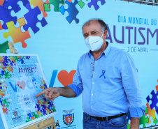 Noventa peças formam o quebra-cabeça que uniu autoridades do Paraná em prol da conscientização sobre o Transtorno do Espectro Autista, nesta segunda-feira (5). Em uma ação organizada pela Superintendência Geral de Ação Solidária do Governo do Estado (SGAS), o governador Carlos Massa Ratinho Junior, secretários de Estado e chefes de outros poderes compareceram ao Palácio Iguaçu para montarem uma peça do mosaico que serve de metáfora para a complexidade do autismo.Foto: Jose Fernando Ogura/AEN
