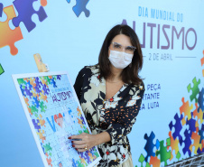 Noventa peças formam o quebra-cabeça que uniu autoridades do Paraná em prol da conscientização sobre o Transtorno do Espectro Autista, nesta segunda-feira (5). Em uma ação organizada pela Superintendência Geral de Ação Solidária do Governo do Estado (SGAS), o governador Carlos Massa Ratinho Junior, secretários de Estado e chefes de outros poderes compareceram ao Palácio Iguaçu para montarem uma peça do mosaico que serve de metáfora para a complexidade do autismo.Foto: Jose Fernando Ogura/AEN