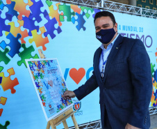 Noventa peças formam o quebra-cabeça que uniu autoridades do Paraná em prol da conscientização sobre o Transtorno do Espectro Autista, nesta segunda-feira (5). Em uma ação organizada pela Superintendência Geral de Ação Solidária do Governo do Estado (SGAS), o governador Carlos Massa Ratinho Junior, secretários de Estado e chefes de outros poderes compareceram ao Palácio Iguaçu para montarem uma peça do mosaico que serve de metáfora para a complexidade do autismo.Foto: Jose Fernando Ogura/AEN