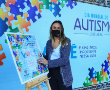 Noventa peças formam o quebra-cabeça que uniu autoridades do Paraná em prol da conscientização sobre o Transtorno do Espectro Autista, nesta segunda-feira (5). Em uma ação organizada pela Superintendência Geral de Ação Solidária do Governo do Estado (SGAS), o governador Carlos Massa Ratinho Junior, secretários de Estado e chefes de outros poderes compareceram ao Palácio Iguaçu para montarem uma peça do mosaico que serve de metáfora para a complexidade do autismo.Foto: Jose Fernando Ogura/AEN
