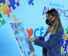 Noventa peças formam o quebra-cabeça que uniu autoridades do Paraná em prol da conscientização sobre o Transtorno do Espectro Autista, nesta segunda-feira (5). Em uma ação organizada pela Superintendência Geral de Ação Solidária do Governo do Estado (SGAS), o governador Carlos Massa Ratinho Junior, secretários de Estado e chefes de outros poderes compareceram ao Palácio Iguaçu para montarem uma peça do mosaico que serve de metáfora para a complexidade do autismo.Foto: Jose Fernando Ogura/AEN