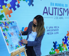 Noventa peças formam o quebra-cabeça que uniu autoridades do Paraná em prol da conscientização sobre o Transtorno do Espectro Autista, nesta segunda-feira (5). Em uma ação organizada pela Superintendência Geral de Ação Solidária do Governo do Estado (SGAS), o governador Carlos Massa Ratinho Junior, secretários de Estado e chefes de outros poderes compareceram ao Palácio Iguaçu para montarem uma peça do mosaico que serve de metáfora para a complexidade do autismo.Foto: Jose Fernando Ogura/AEN