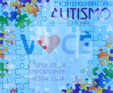 Noventa peças formam o quebra-cabeça que uniu autoridades do Paraná em prol da conscientização sobre o Transtorno do Espectro Autista, nesta segunda-feira (5). Em uma ação organizada pela Superintendência Geral de Ação Solidária do Governo do Estado (SGAS), o governador Carlos Massa Ratinho Junior, secretários de Estado e chefes de outros poderes compareceram ao Palácio Iguaçu para montarem uma peça do mosaico que serve de metáfora para a complexidade do autismo.Foto: Jose Fernando Ogura/AEN