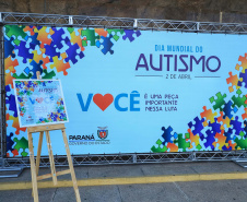 Noventa peças formam o quebra-cabeça que uniu autoridades do Paraná em prol da conscientização sobre o Transtorno do Espectro Autista, nesta segunda-feira (5). Em uma ação organizada pela Superintendência Geral de Ação Solidária do Governo do Estado (SGAS), o governador Carlos Massa Ratinho Junior, secretários de Estado e chefes de outros poderes compareceram ao Palácio Iguaçu para montarem uma peça do mosaico que serve de metáfora para a complexidade do autismo.Foto: Jose Fernando Ogura/AEN