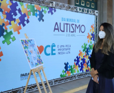 Noventa peças formam o quebra-cabeça que uniu autoridades do Paraná em prol da conscientização sobre o Transtorno do Espectro Autista, nesta segunda-feira (5). Em uma ação organizada pela Superintendência Geral de Ação Solidária do Governo do Estado (SGAS), o governador Carlos Massa Ratinho Junior, secretários de Estado e chefes de outros poderes compareceram ao Palácio Iguaçu para montarem uma peça do mosaico que serve de metáfora para a complexidade do autismo.Foto: Jose Fernando Ogura/AEN