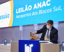 Afonso Pena e outros três aeroportos do Paraná passam à concessão privada.O governador Carlos Massa Ratinho Junior e o secretário estadual da Infraestrutura, Sandro Alex, acompanharam o leilão na sede da B3, em São Paulo. Foto: José Fernando Ogura/AEN