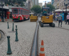 A Sanepar começou nesta semana a fazer substituição da rede coletora de esgoto no calçadão da XV de Novembro, no Centro de Curitiba. A obra faz parte do projeto de revitalização do sistema de esgotamento sanitário da Bacia do Rio Belém que prevê a troca de 8,3 quilômetros de tubulação de esgoto na região central. - Curitiba, 07/04/2021  -  Foto: Sanepar