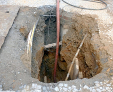 A Sanepar começou nesta semana a fazer substituição da rede coletora de esgoto no calçadão da XV de Novembro, no Centro de Curitiba. A obra faz parte do projeto de revitalização do sistema de esgotamento sanitário da Bacia do Rio Belém que prevê a troca de 8,3 quilômetros de tubulação de esgoto na região central. - Curitiba, 07/04/2021  -  Foto: Sanepar