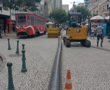 A Sanepar começou nesta semana a fazer substituição da rede coletora de esgoto no calçadão da XV de Novembro, no Centro de Curitiba. A obra faz parte do projeto de revitalização do sistema de esgotamento sanitário da Bacia do Rio Belém que prevê a troca de 8,3 quilômetros de tubulação de esgoto na região central. - Curitiba, 07/04/2021  -  Foto: Sanepar