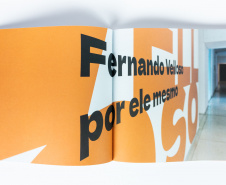 O Museu Oscar Niemeyer (MON) coloca à venda o catálogo da exposição ?Fernando Velloso por ele mesmo?, uma homenagem aos 90 anos de vida do artista curitibano. O catálogo está disponível na MON Loja online. -  Curitiba, 08/04/2021  -  Foto: Marcello Kawase/MON