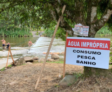 O Rio São João, às margens da Rodovia BR-376 e na altura do km 679 (sentido Sul), não deve ser utilizado como espaço de lazer, recreação e pesca. A orientação é do Instituto Água e Terra (IAT), vinculado à Secretaria do Desenvolvimento Sustentável e do Turismo (Sedest).  -  Curitiba, 08/04/2021  -  Foto: IAT/SEDEST