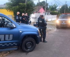 Integrantes da Força Nacional, da Polícia Civil do Paraná e da Guarda Municipal, atuantes no projeto "Em Frente Brasil", prenderam quatro homens investigados por diferentes práticas criminosas. Os mandados judiciais de busca e apreensão e de prisão foram expedidos pela justiça e a ação policial ocorreu na manhã desta quarta-feira (07/04) em São José dos Pinhais, Região Metropolitana de Curitiba.  -  Curitiba, 08/04/2021  -  Foto: Divulgação SESP