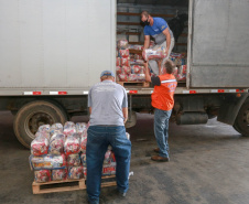 A edição 2021 da campanha Cesta Solidária Paraná, encerrada na terça-feira (06), conseguiu arrecadar mais de 200 toneladas de alimentos. . Foto: Valdelino Pontes