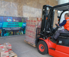 A edição 2021 da campanha Cesta Solidária Paraná, encerrada na terça-feira (06), conseguiu arrecadar mais de 200 toneladas de alimentos. . Foto: Valdelino Pontes