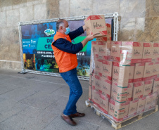 A edição 2021 da campanha Cesta Solidária Paraná, encerrada na terça-feira (06), conseguiu arrecadar mais de 200 toneladas de alimentos. . Foto: Valdelino Pontes