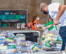 A edição 2021 da campanha Cesta Solidária Paraná, encerrada na terça-feira (06), conseguiu arrecadar mais de 200 toneladas de alimentos. . Foto: Valdelino Pontes