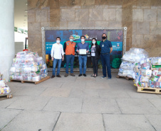 A edição 2021 da campanha Cesta Solidária Paraná, encerrada na terça-feira (06), conseguiu arrecadar mais de 200 toneladas de alimentos. . Foto: Valdelino Pontes