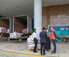 A edição 2021 da campanha Cesta Solidária Paraná, encerrada na terça-feira (06), conseguiu arrecadar mais de 200 toneladas de alimentos. . Foto: Valdelino Pontes